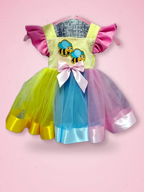 Vestido infantil temático de abejita: corpiño amarillo, falda de tul arcoíris y moño rosa