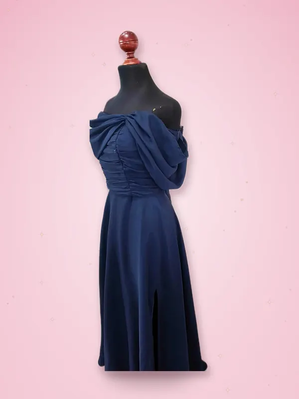 Vestido largo azul marino con hombros caídos drapeados y abertura