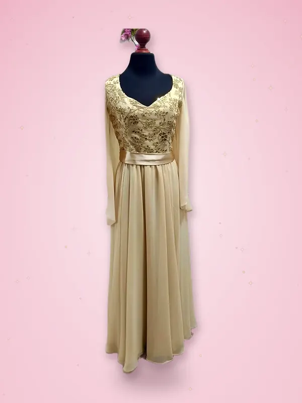 Vestido largo champán con corpiño bordado y mangas tipo capa de gasa