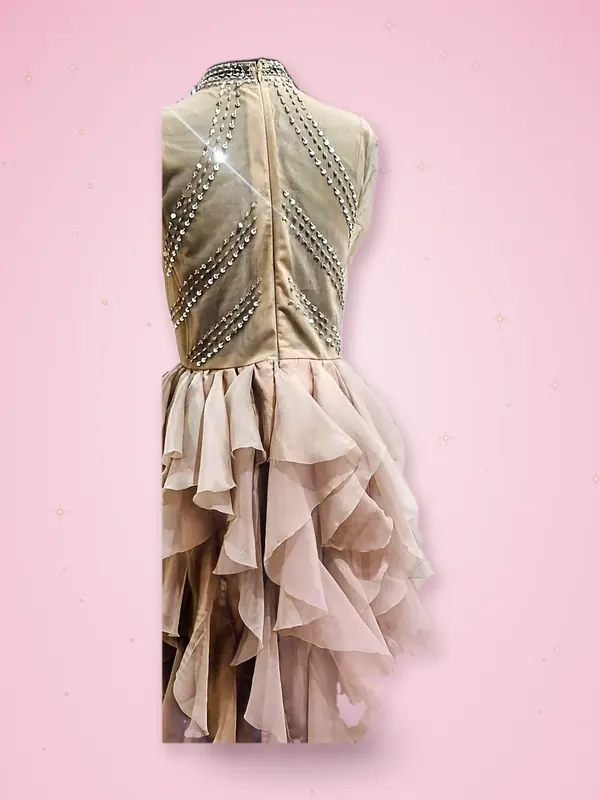 Vestido champán con corpiño de tul con pedrería y falda de olanes en cascada