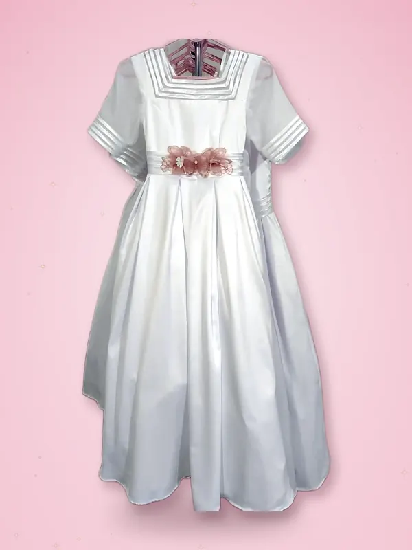 Vestido blanco de Primera Comunión con cuello marinero, alforzas y cinto floral rosa