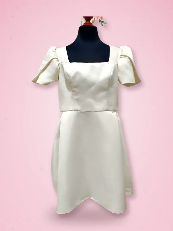 Vestido corto marfil de satín con mangas abullonadas