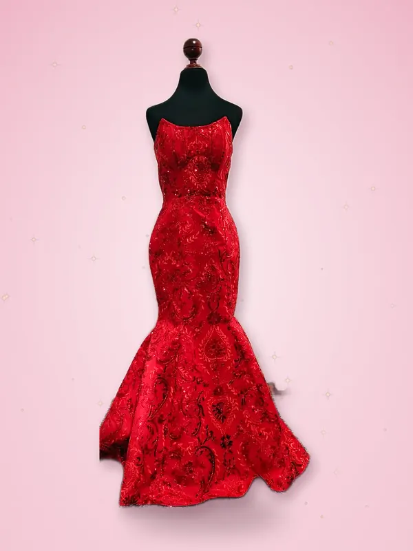 Vestido rojo corte sirena strapless bordado con lentejuelas