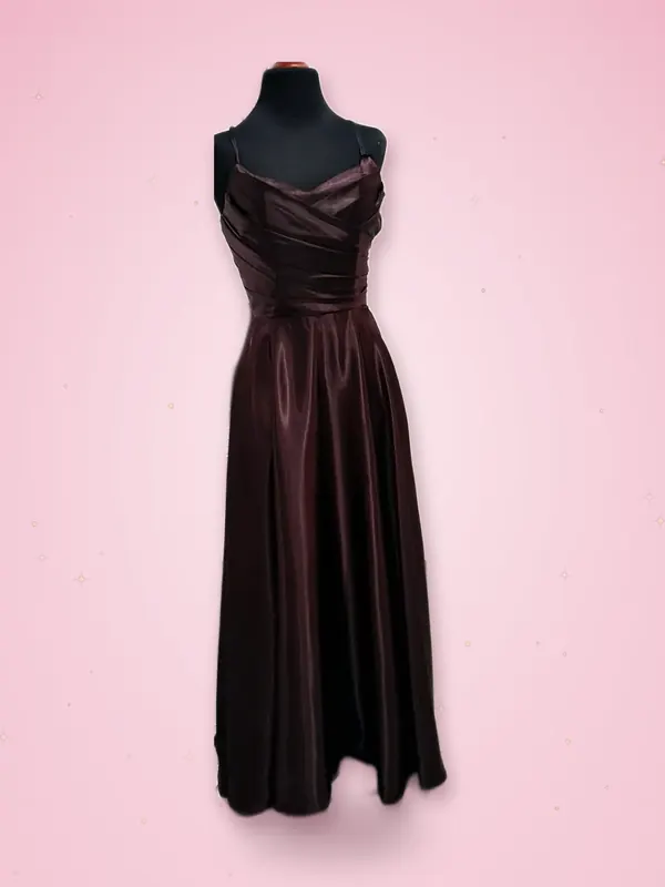 Vestido largo de satín color vino con tirantes delgados y corpiño drapeado