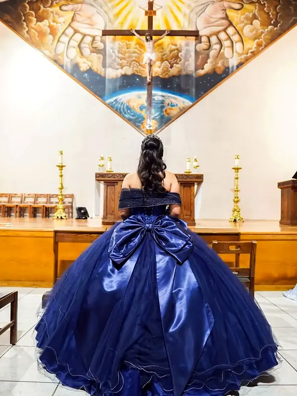 Vestido de XV años azul marino tipo princesa con gran moño en la espalda